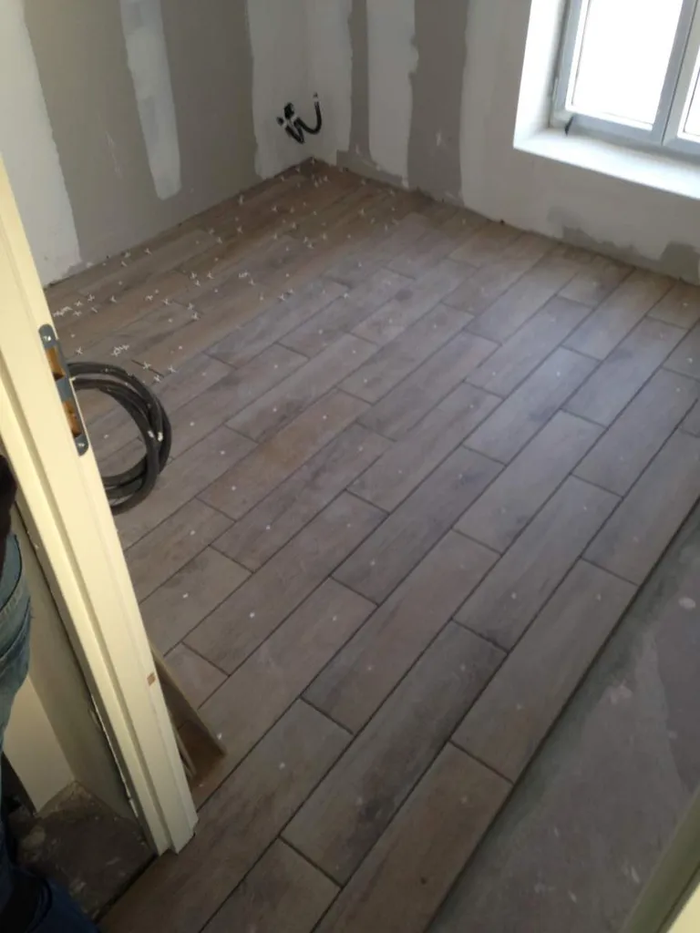 Pose parquet flottant - Rénovation d'une vieille maison de village à Eyguières