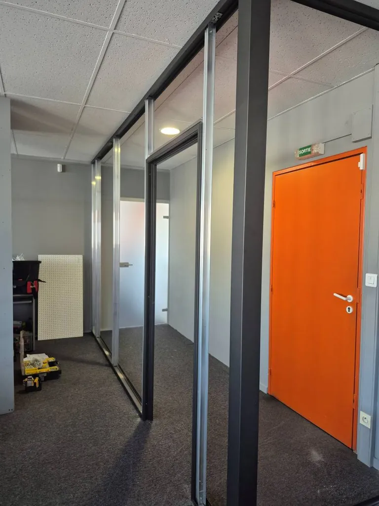 Structure aluminium d'une cloison amovible et modulaire Tiaso à Nîmes