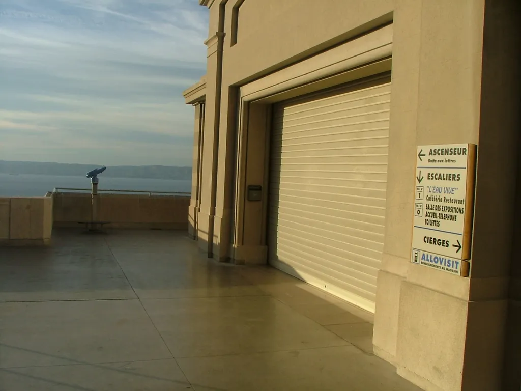 Installer un rideau métallique à lames microperforées à Marseille