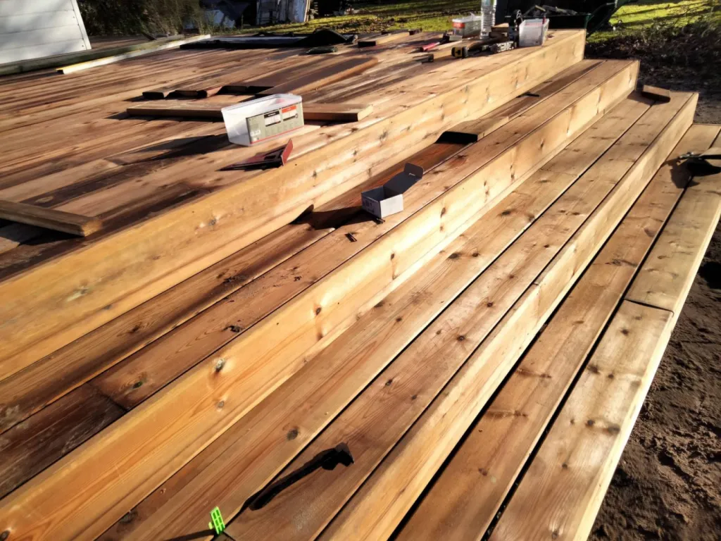 Construction de terrasse bois en pin surélevée autour d'une piscine sur le Bassin d'Arcachon