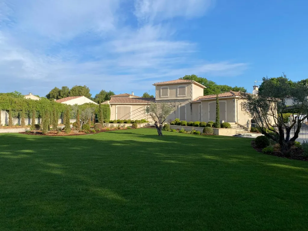 Pose de pelouse naturelle en plaque à Saint-Rémy-de-Provence, un résultat impeccable