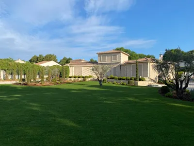 Pose de pelouse naturelle en plaque à Saint-Rémy-de-Provence, un résultat impeccable