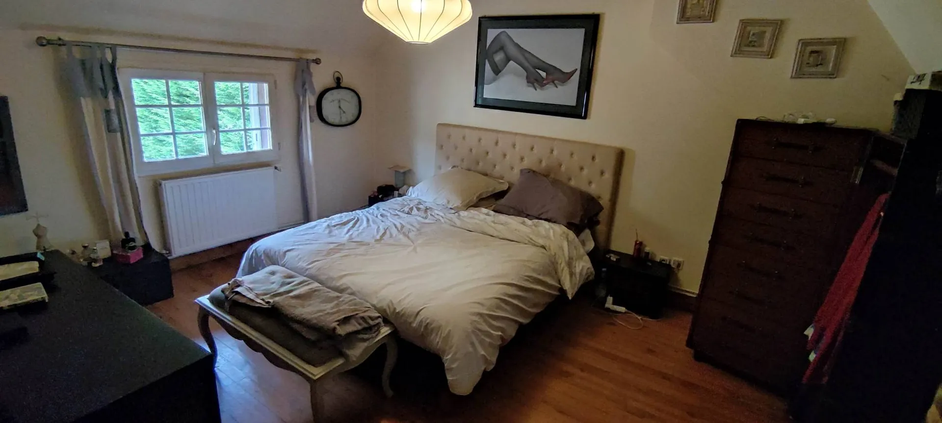 À 9 minutes de Lisieux (14100) et 40 minutes de Deauville (14800), authentique maison normande à colombages de 153 m² offrant une vie de plain-pied.