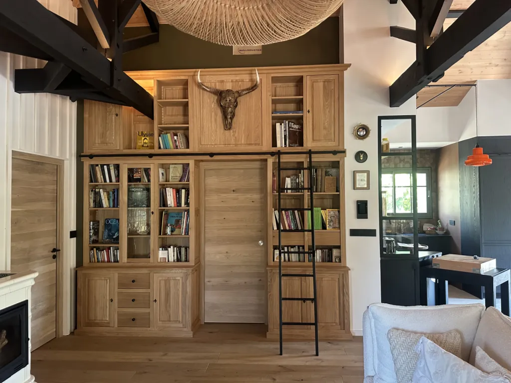 Bibliothèque sur mesure en chêne à Piraillan en Gironde