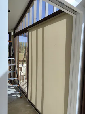 Installation de stores enrouleurs et bandes verticales anti éblouissement et anti chaleur pour locaux professionnels à Marignane - Solution design et thermique sur mesure