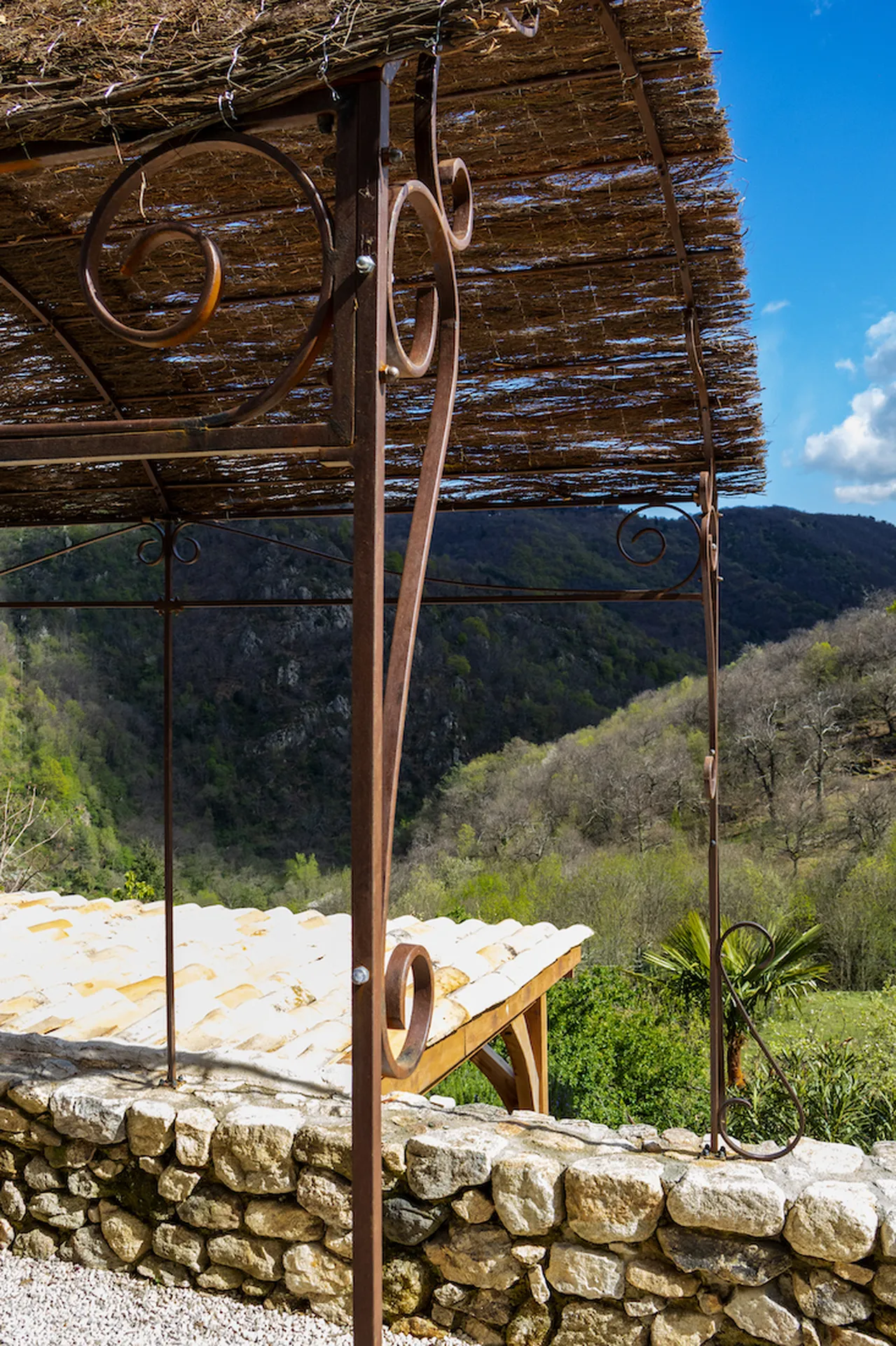 Pergola en fer sur mesure pour ombrager une terrasse avec élégance  en Sud Ardèche
