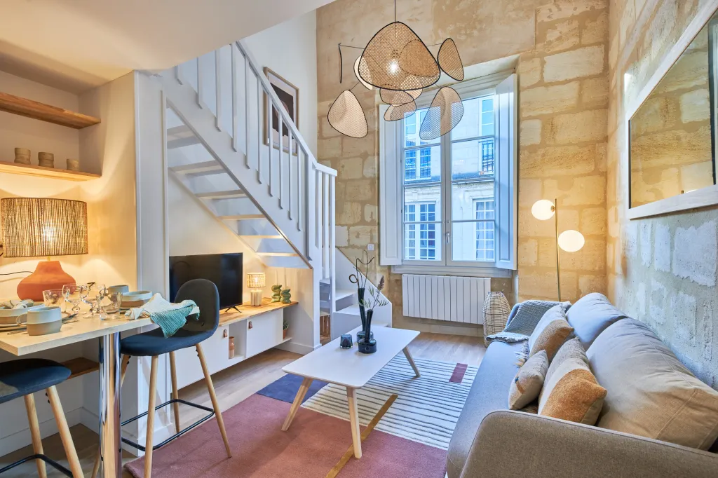 Transformation et rénovation intérieure d'un appartement dans un immeuble en pierre à Bordeaux 