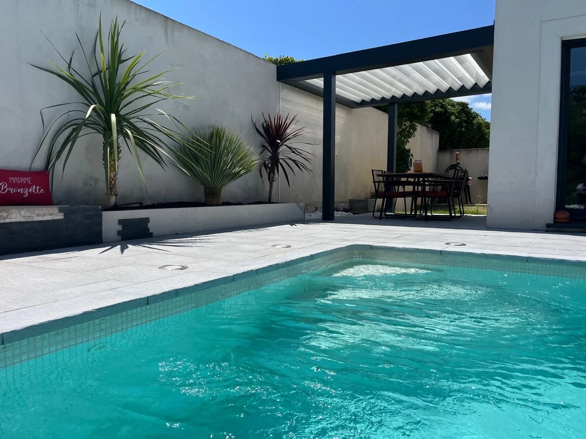 Installation d’une Pergola Marquises Modèle Open avec Poteaux Décalés à Châteauneuf-les-Martigues