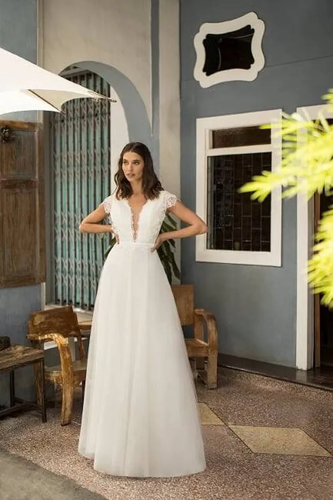 robe de mariée boheme décolleté en V à Marseille 