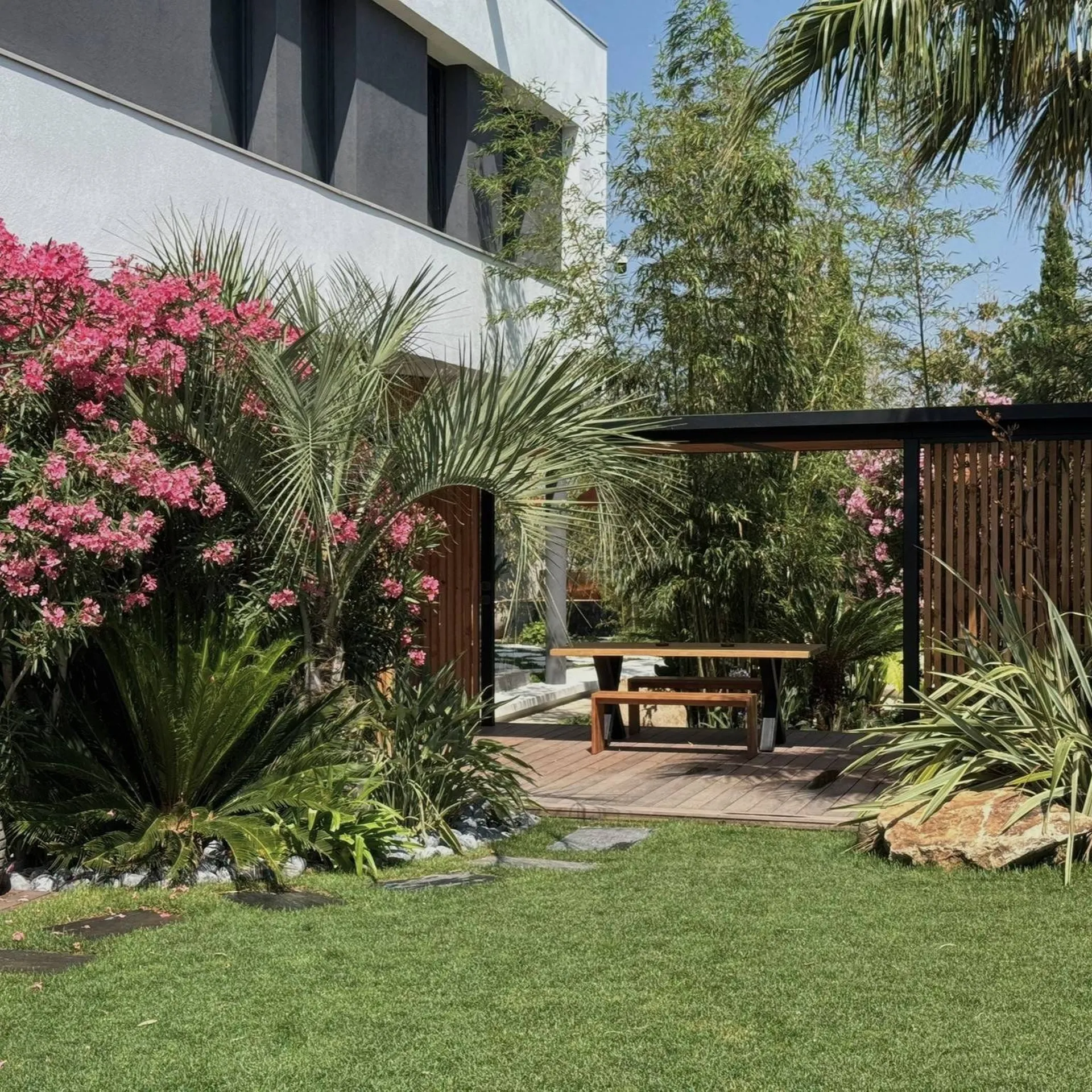 Jardin contemporain intégré à une villa d’architecte – Aix-en-Provence (13100)