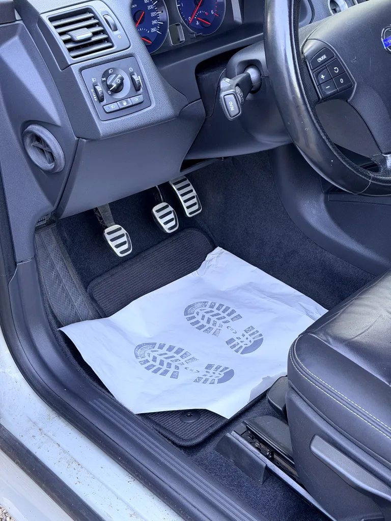 Remise à neuf intérieure d'une Volvo C30 pour un client situé dans l'Ain avec un résultat impeccable