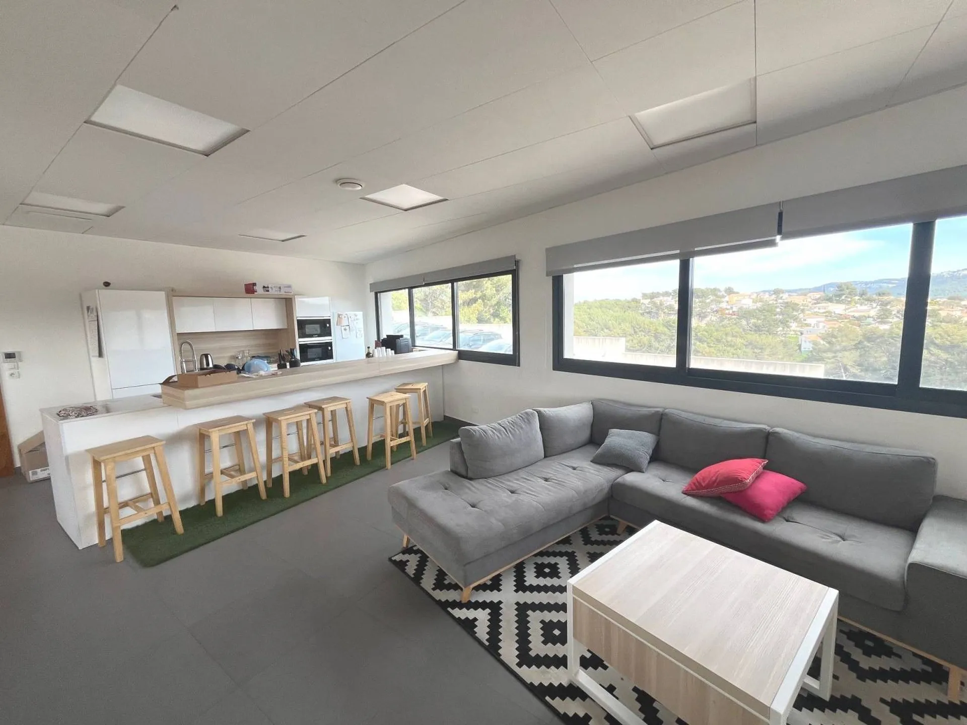 Bureaux à vendre Roquefort la Bédoule  1 000m² sur deux bâtiments