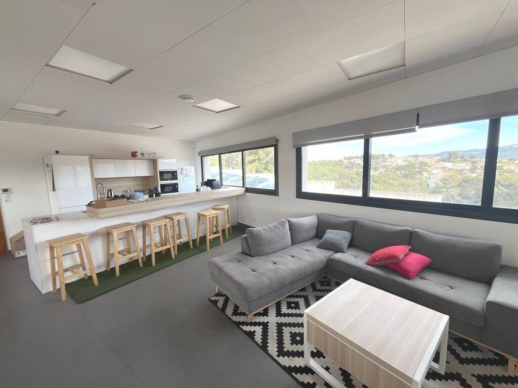 Bureaux à vendre Roquefort la Bédoule  1 000m² sur deux bâtiments