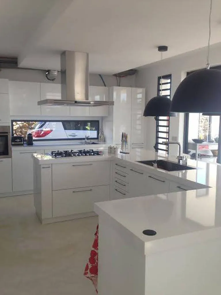 Cuisine en Béton ciré blanc  de TERRE DU MONDE dans une maison à TAHITI