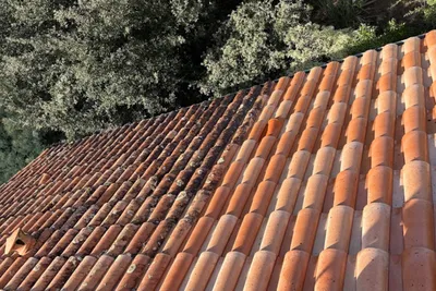 Nettoyage professionnel de toiture à Sète : décapage complet, traitement hydrofuge, démoussage et protection longue durée des tuiles