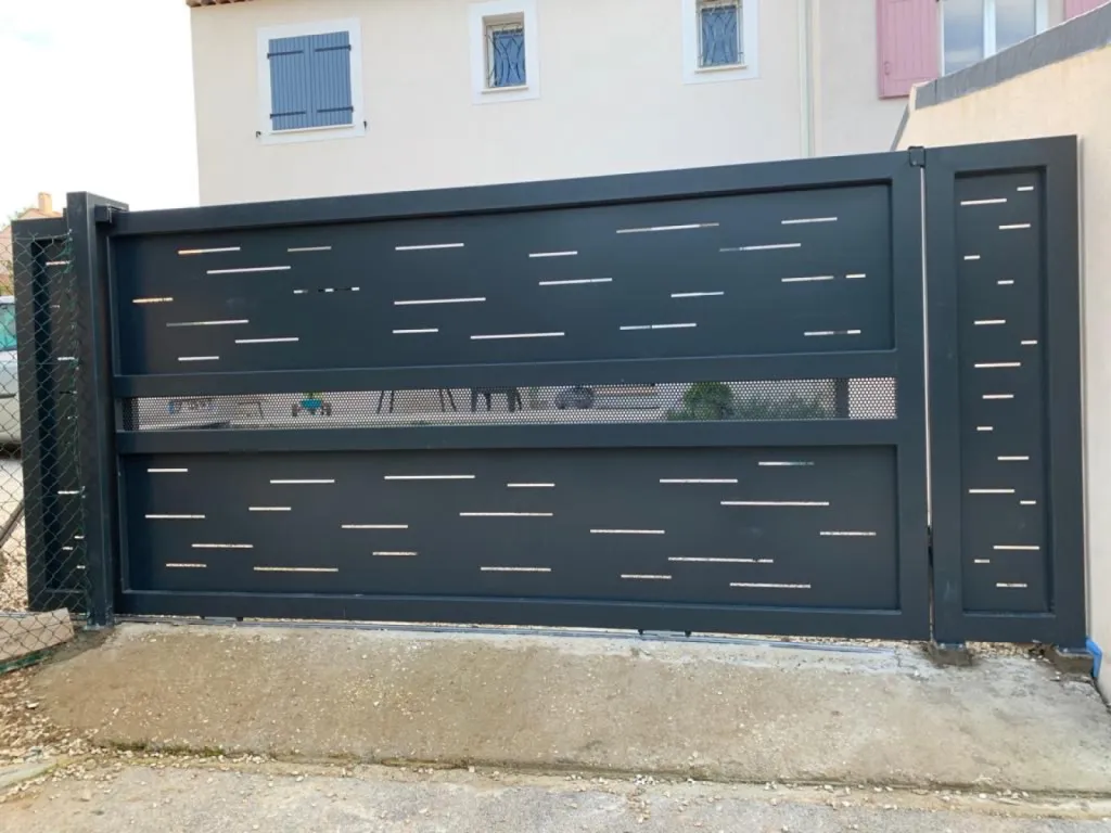 PORTAIL COULISSANT MODERNE ORIGINAL MOTIF OXYCOUPE CHOISI PAR NOTRE CLIENT DECORATION ET MOTIF A LA DEMANDE MARTIGUES CABRIES 