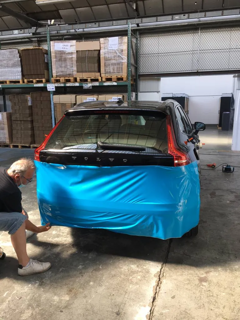 tdc-akzonobel-pose-covering-automobile