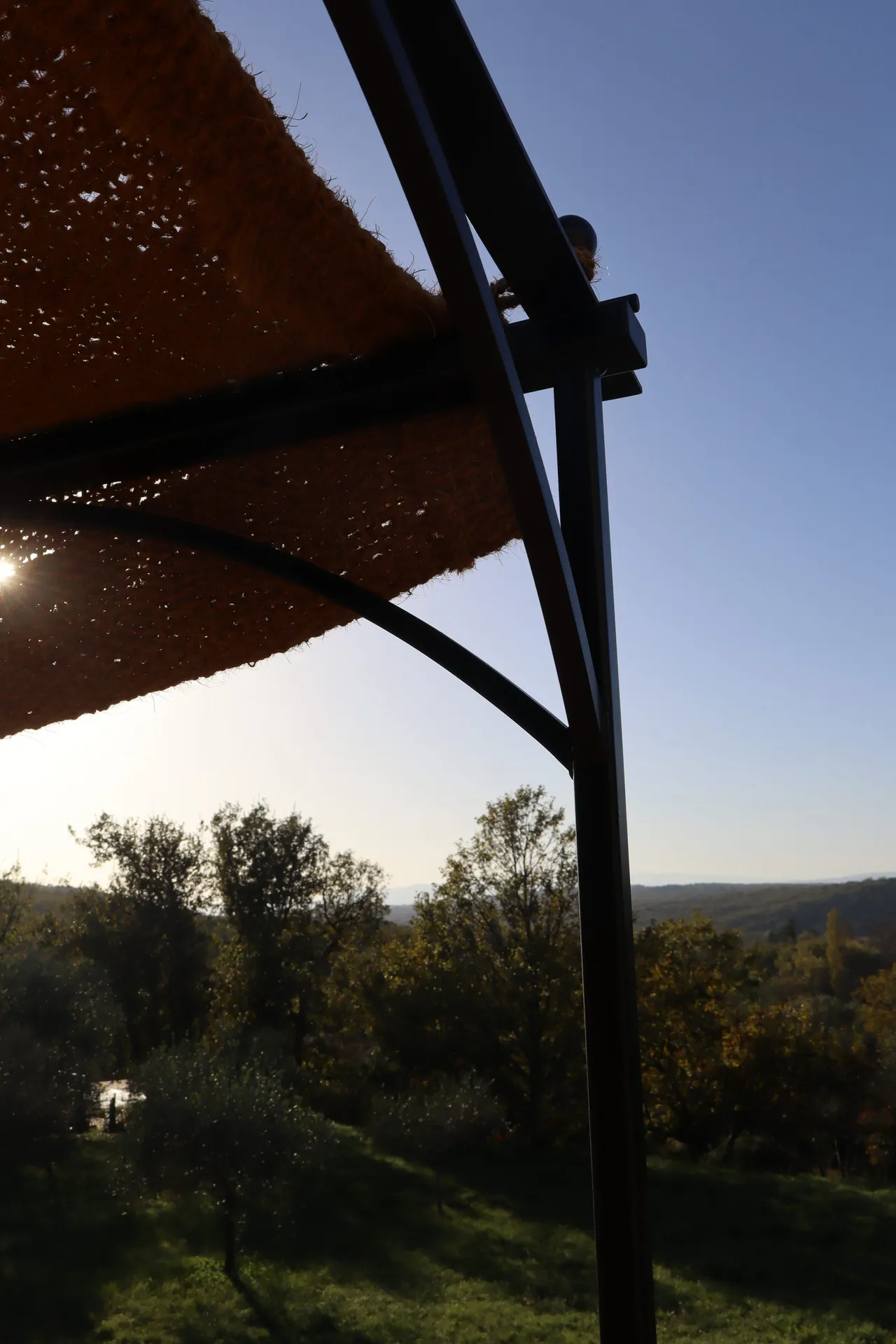 Pergola en fer forgé avec une toile de jute à Pradons en Ardèche pour l'été.