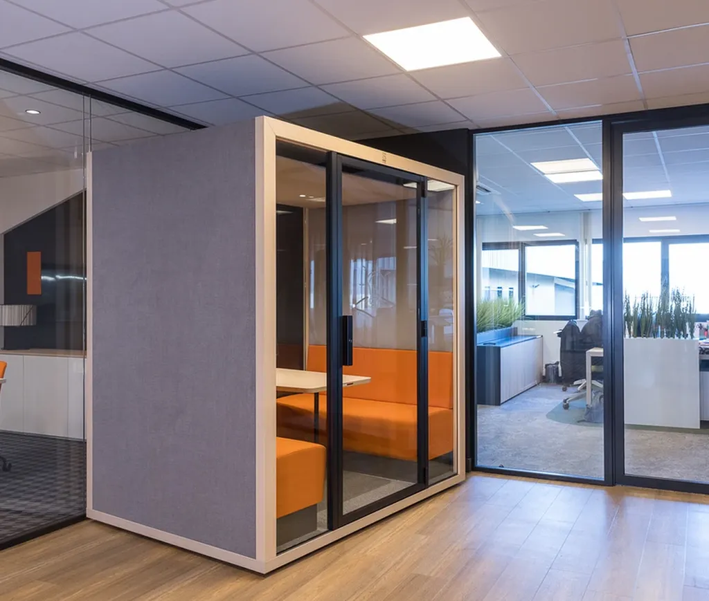 Cabine de réunion 4 places acoustique vitrée dans un coworking à Marseille