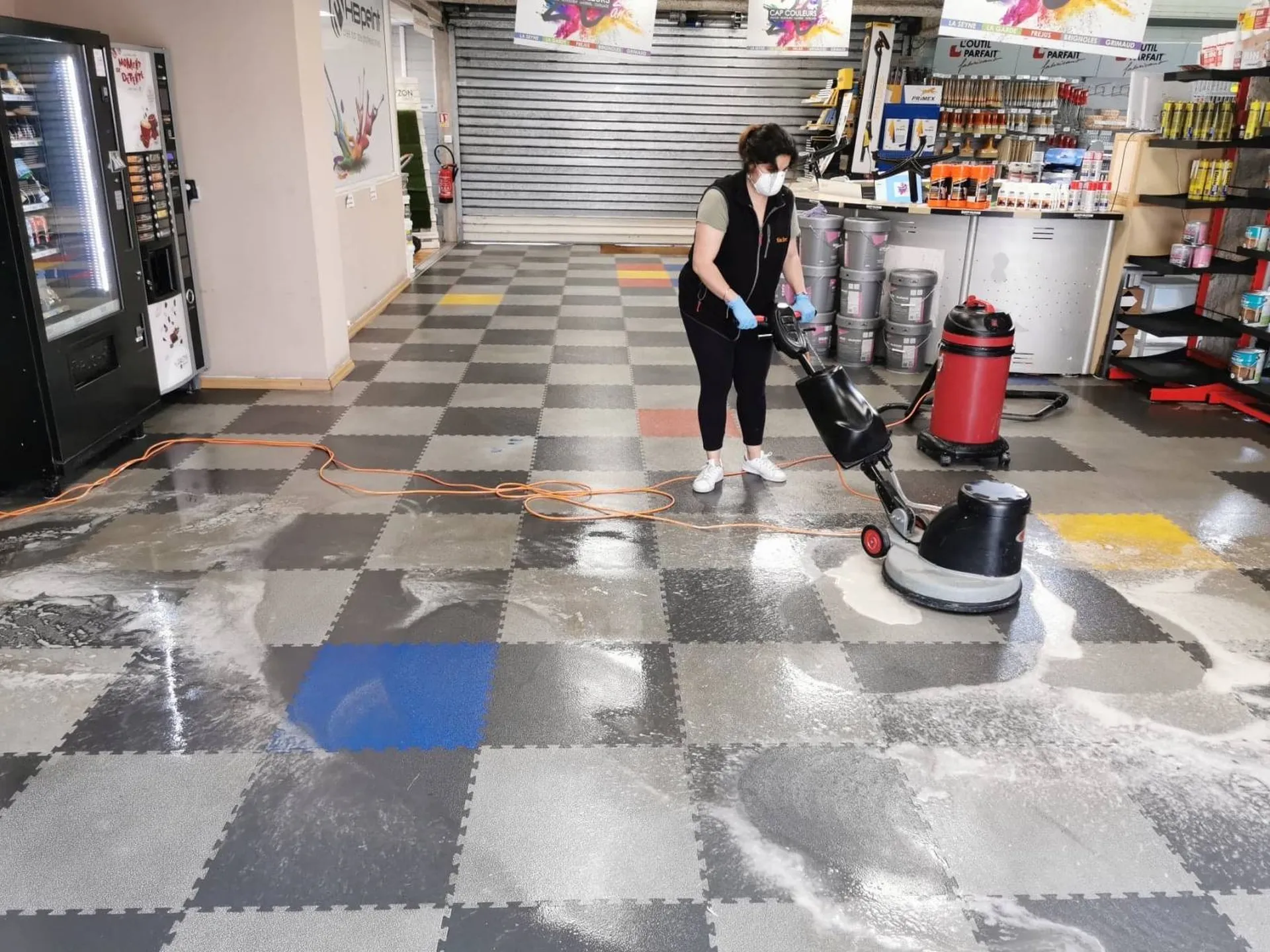 Rénovation et traitement de sol en marbre à Six-Fours-les-Plages avec mono brosse professionnelle