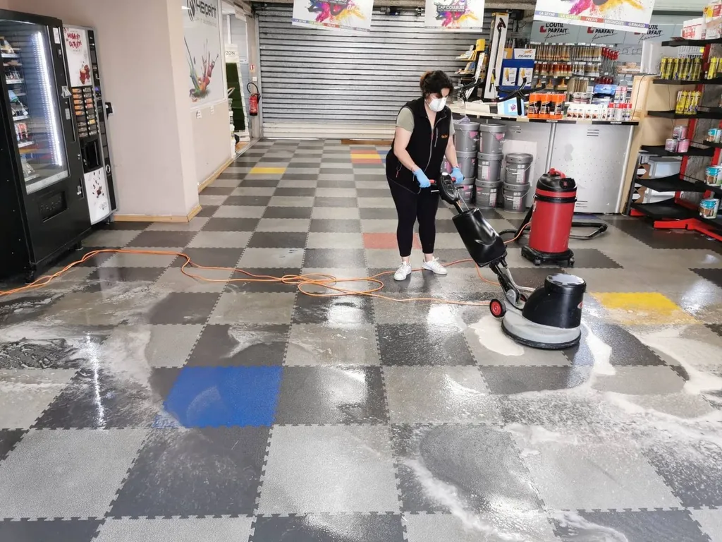 Rénovation et traitement de sol en marbre à Six-Fours-les-Plages avec mono brosse professionnelle