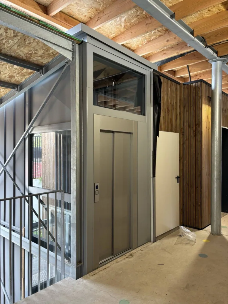 Porte télescopique pour cet élévateur vertical VIMEC tout électrique dans un ERP à Marseille