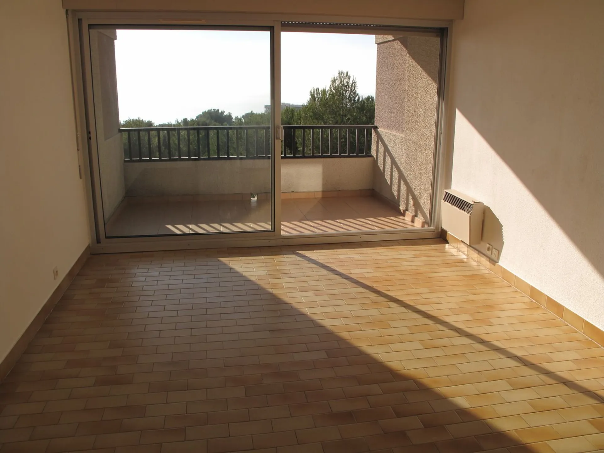 Résidence fermée avec piscine