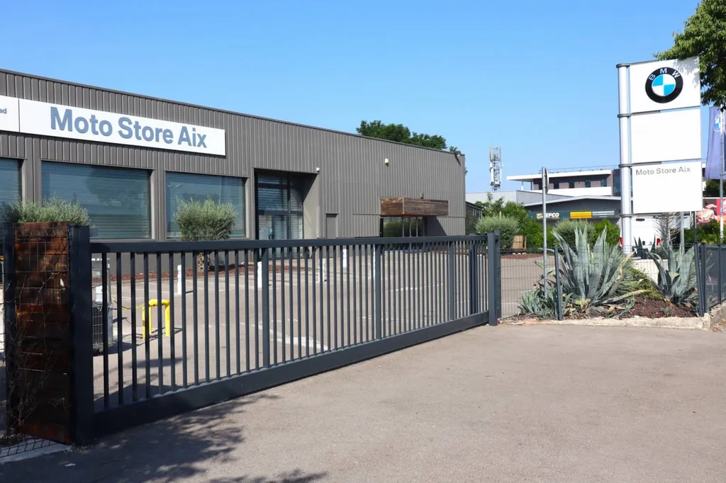 Spécialiste portail coulissant métallique gris Marseille