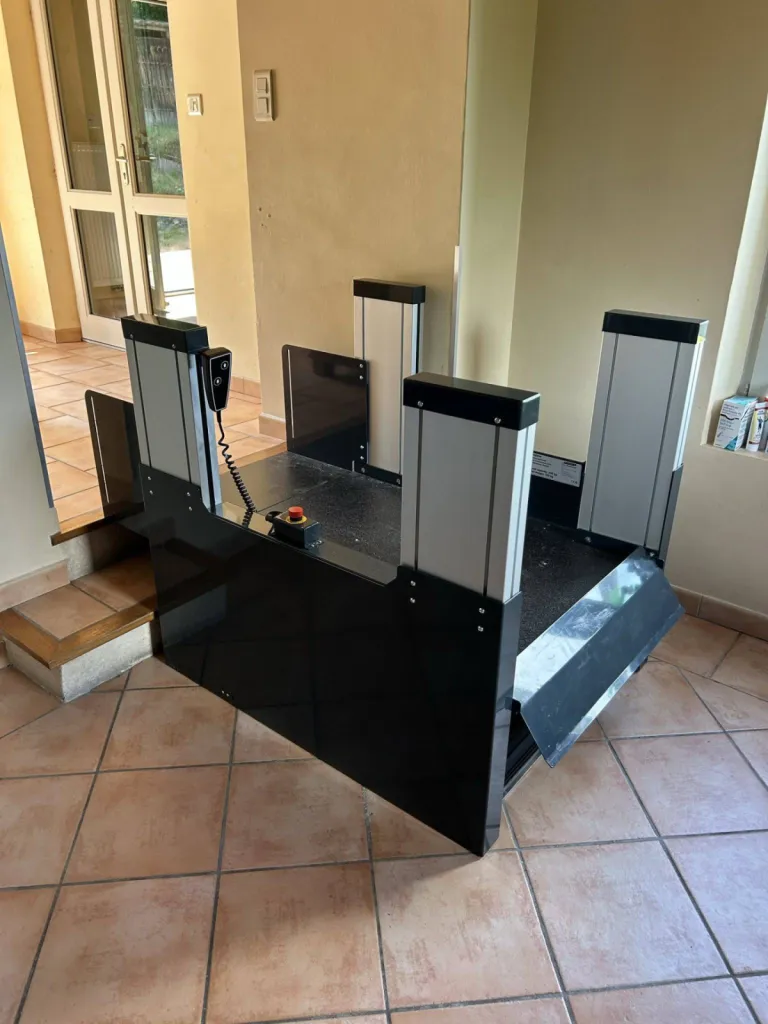 Elevateur Stepsaver installé près de Manosque pour franchir jusqu'à 3 marches et 500 mm d'élévation