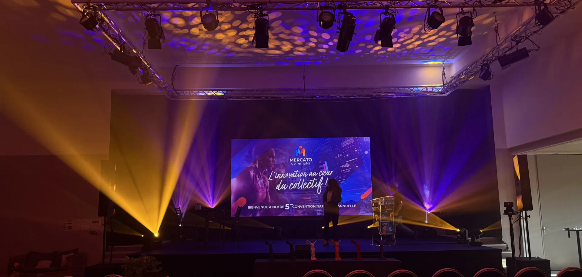 location de matériel sonorisation éclairage audiovisuel podiums pupitre structures scène à Bormes dans le Var