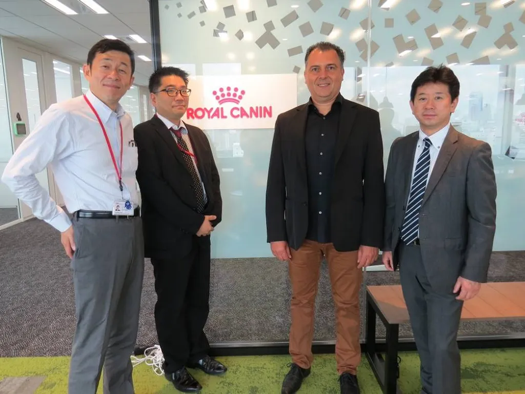 AVEC LE STAFF AU SIEGE DE ROYAL CANIN JAPON