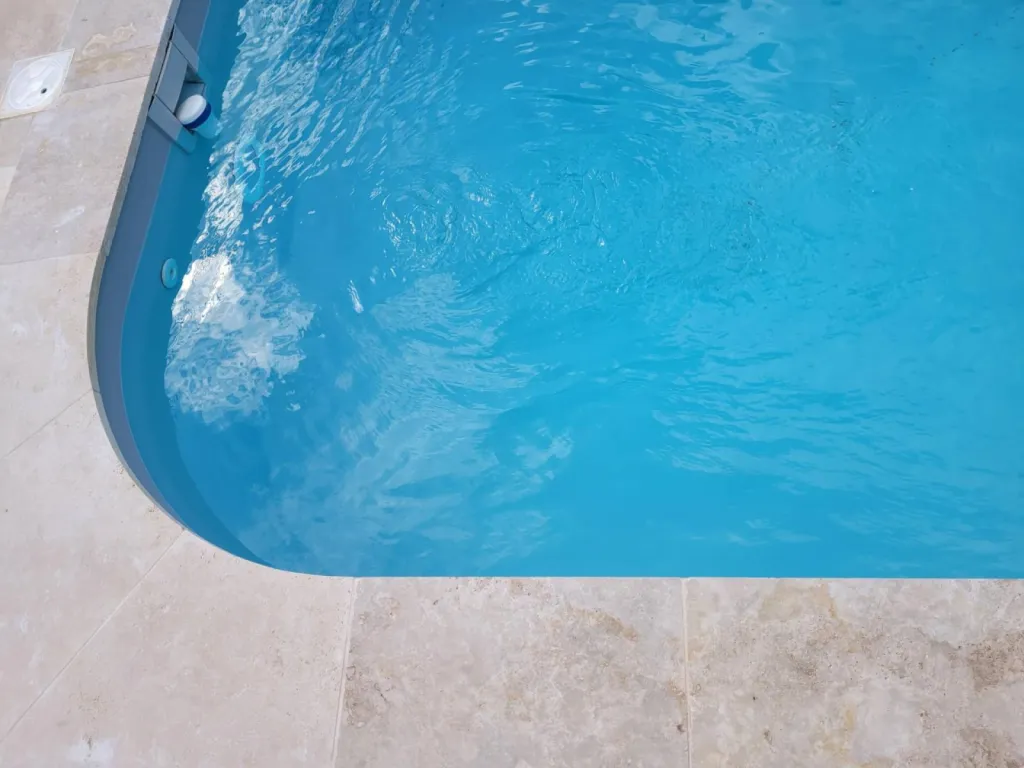 Angle margelle de piscine sur-mesure en Travertin pierre naturelle
