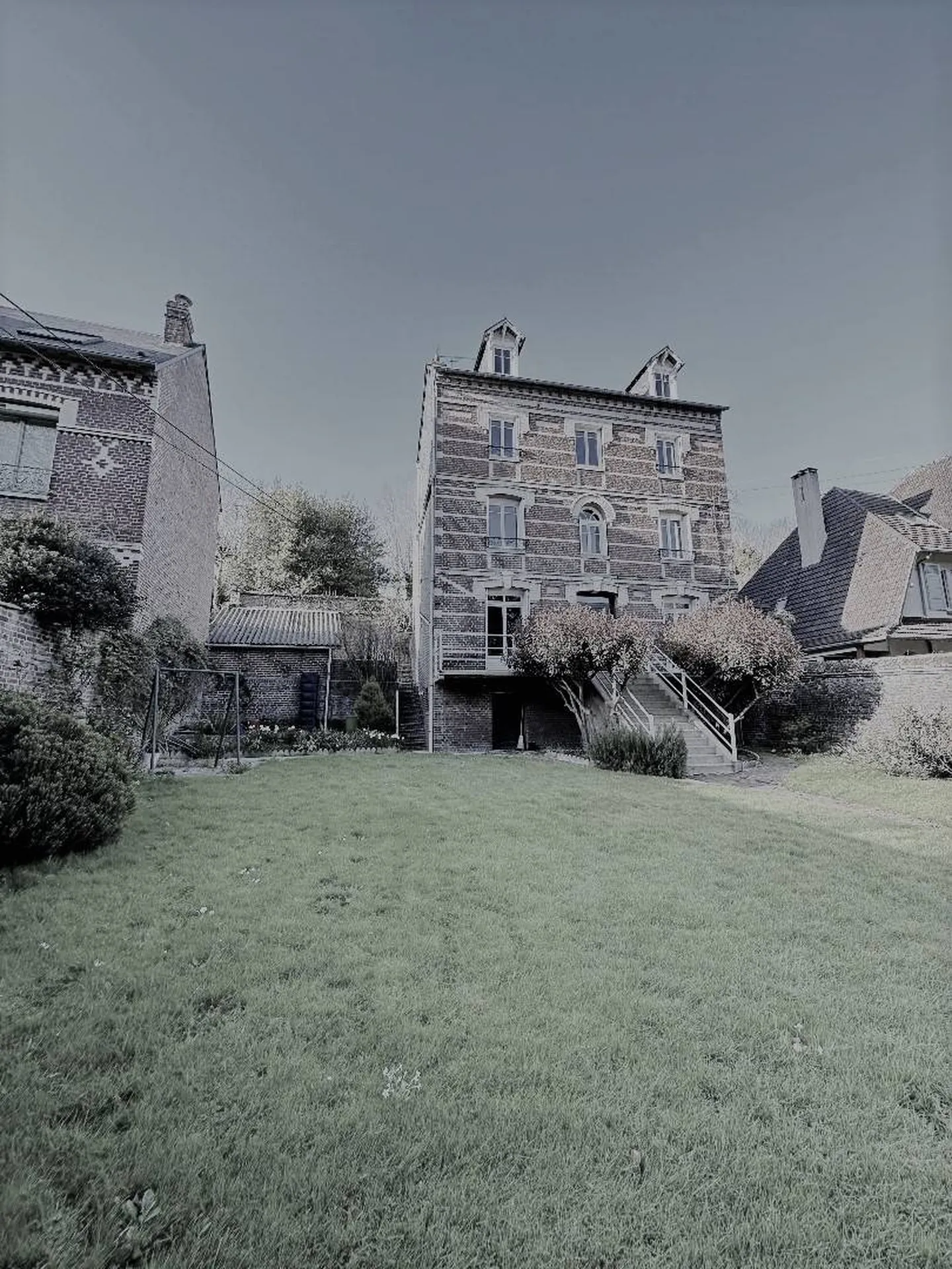 VENDU Maison de maître d'environ 200m² à quelques pas du centre-ville, et son terrain de 778m².