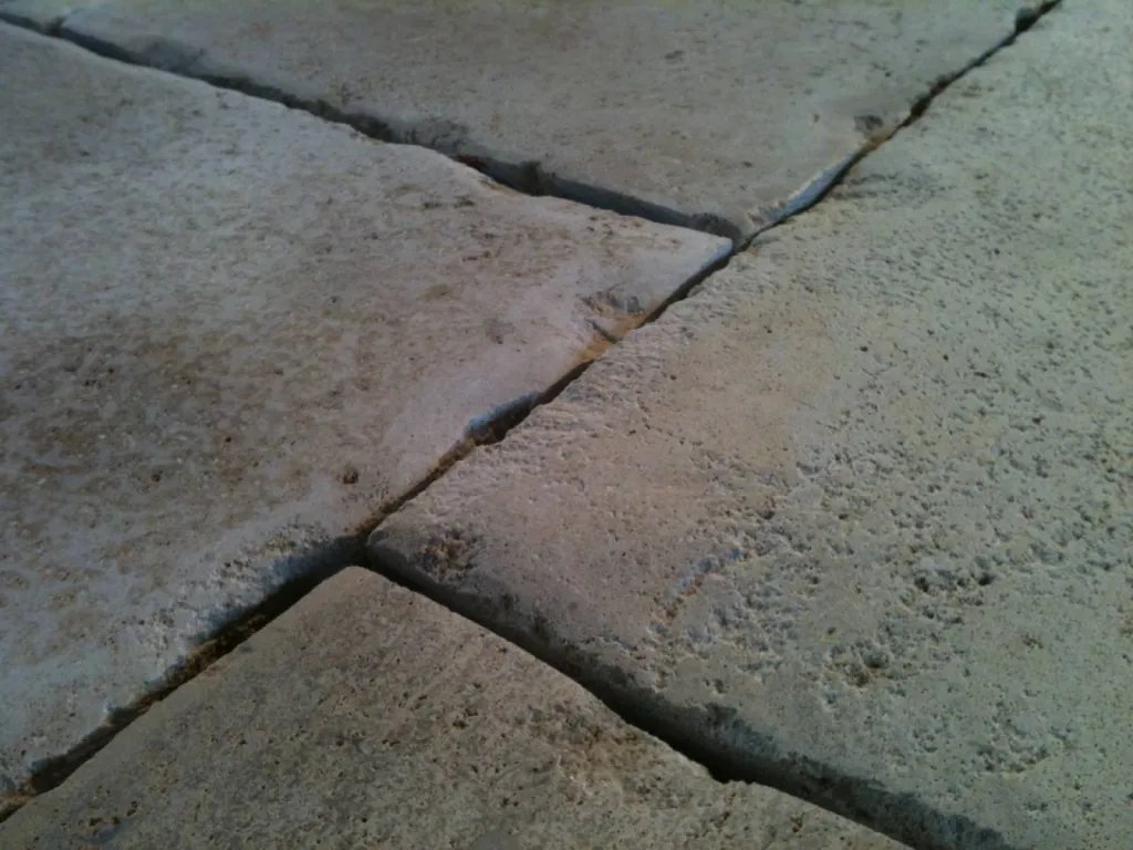 Dallage pierre ancienne vieilli à la main. La pierre naturelle 36 rue de Bourgogne piscine et bassin. Pierre naturelle qui ne craint pas le gel et qui ne glisse pas