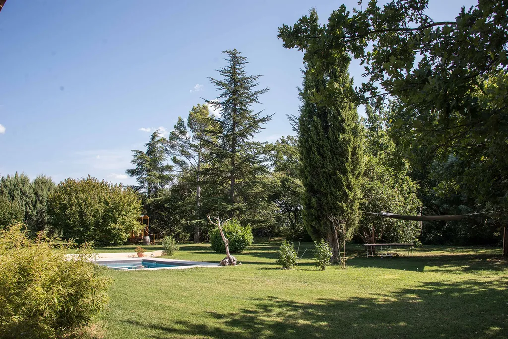 Pernes-les-Fontaines, propriété contemporaine avec piscine, espace spa et dépendances   
