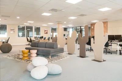 Salle de réunion contemporaine aménagée à Bordeaux Nord pour entreprises innovantes