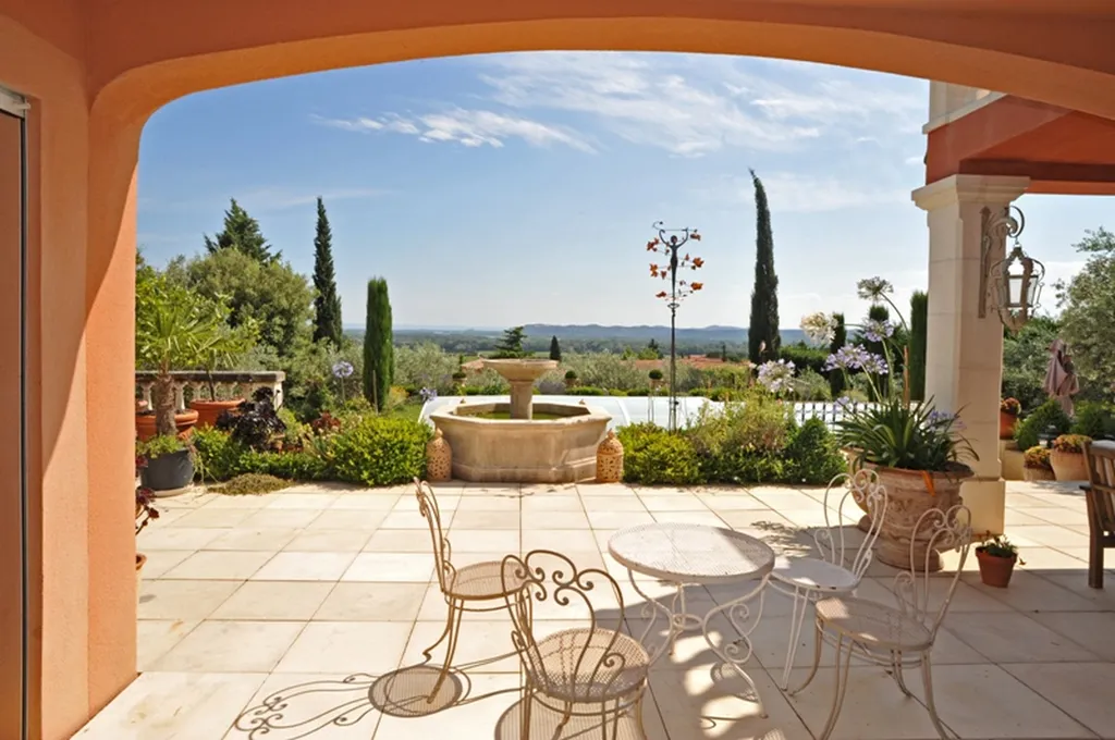 Proche Avignon, maison avec piscine aux vues exceptionnelles