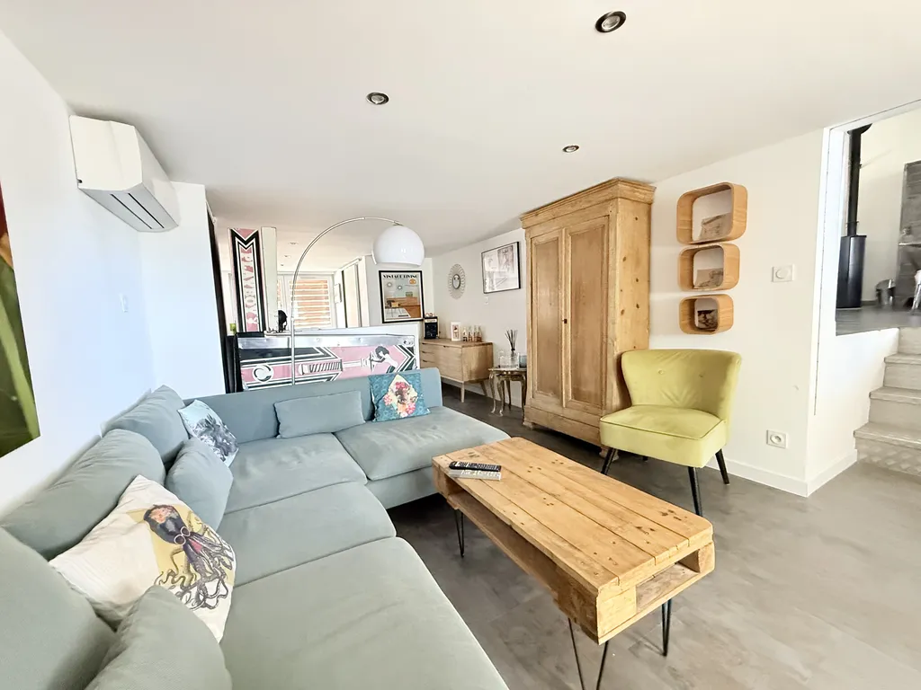 Maison à vendre à Toulon, maison avec piscine, maison de caractère, jardin, terrain de pétanque, studio indépendant.
