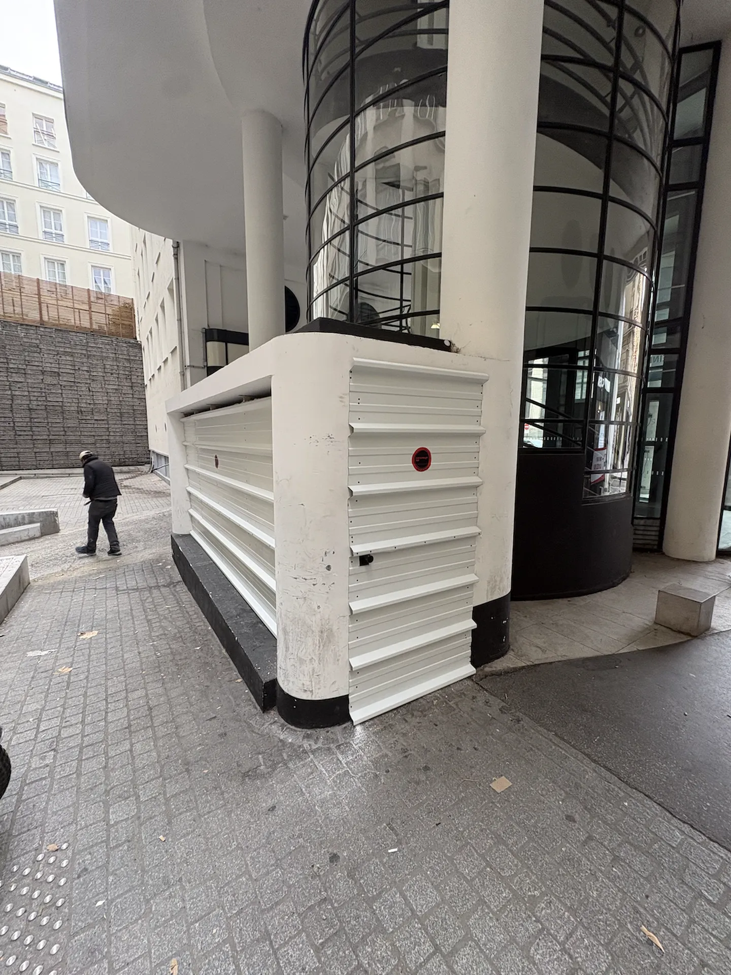 Pose d’une palissade d’occultation en bardage tôle nervurée 6x2 m pour sécuriser chantier à Paris 8e Madeleine