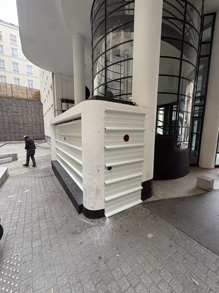 Pose d’une palissade d’occultation en bardage tôle nervurée 6x2 m pour sécuriser chantier à Paris 8e Madeleine