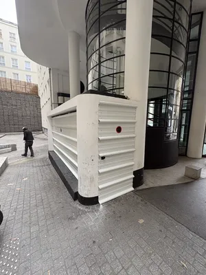 Pose d’une palissade d’occultation en bardage tôle nervurée 6x2 m pour sécuriser chantier à Paris 8e Madeleine