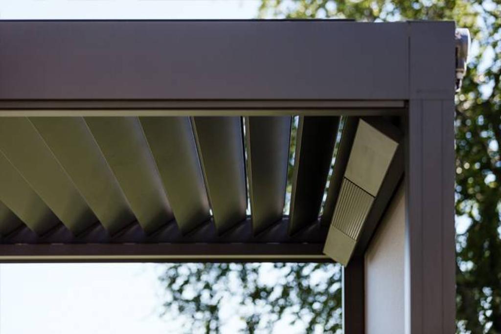 Haut-parleurs sur une pergola renson