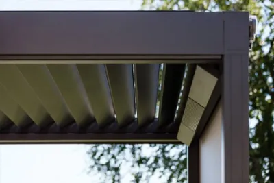 Haut-parleurs sur une pergola renson