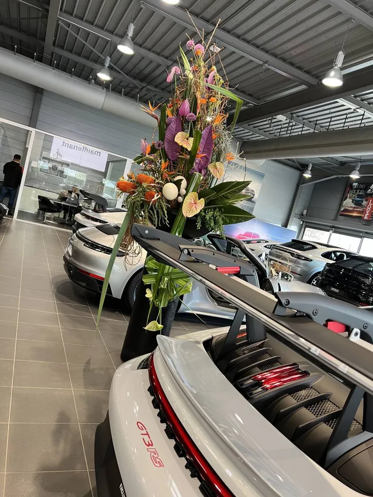 composition florale à la concessionaire de porsche