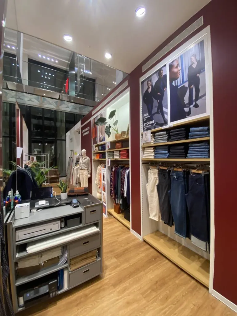 Réalisation et pose d'enseigne, d'adhésifs et de signalétique pour une boutique à Barcelone