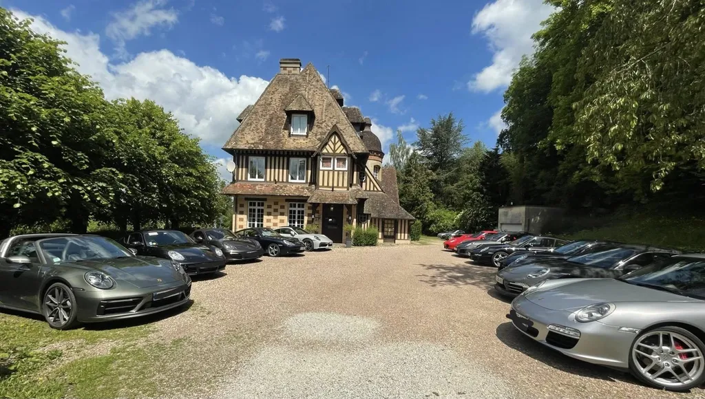 Un grand parking privé