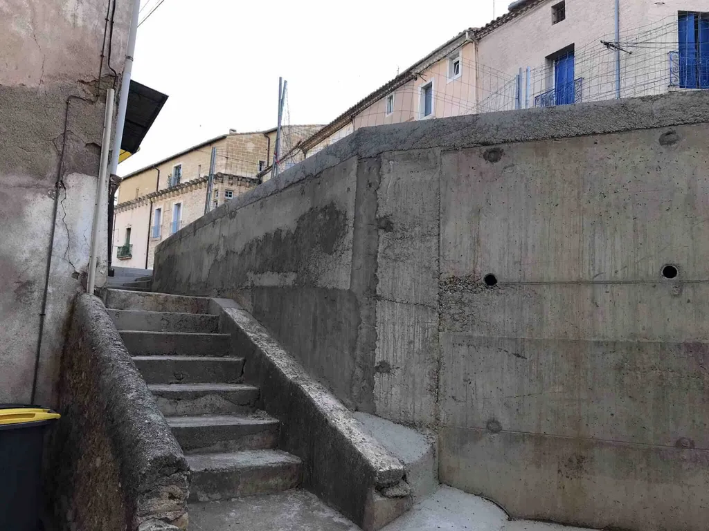 Réalisation d’un mur de soutenement en finition pierre de taille beziers