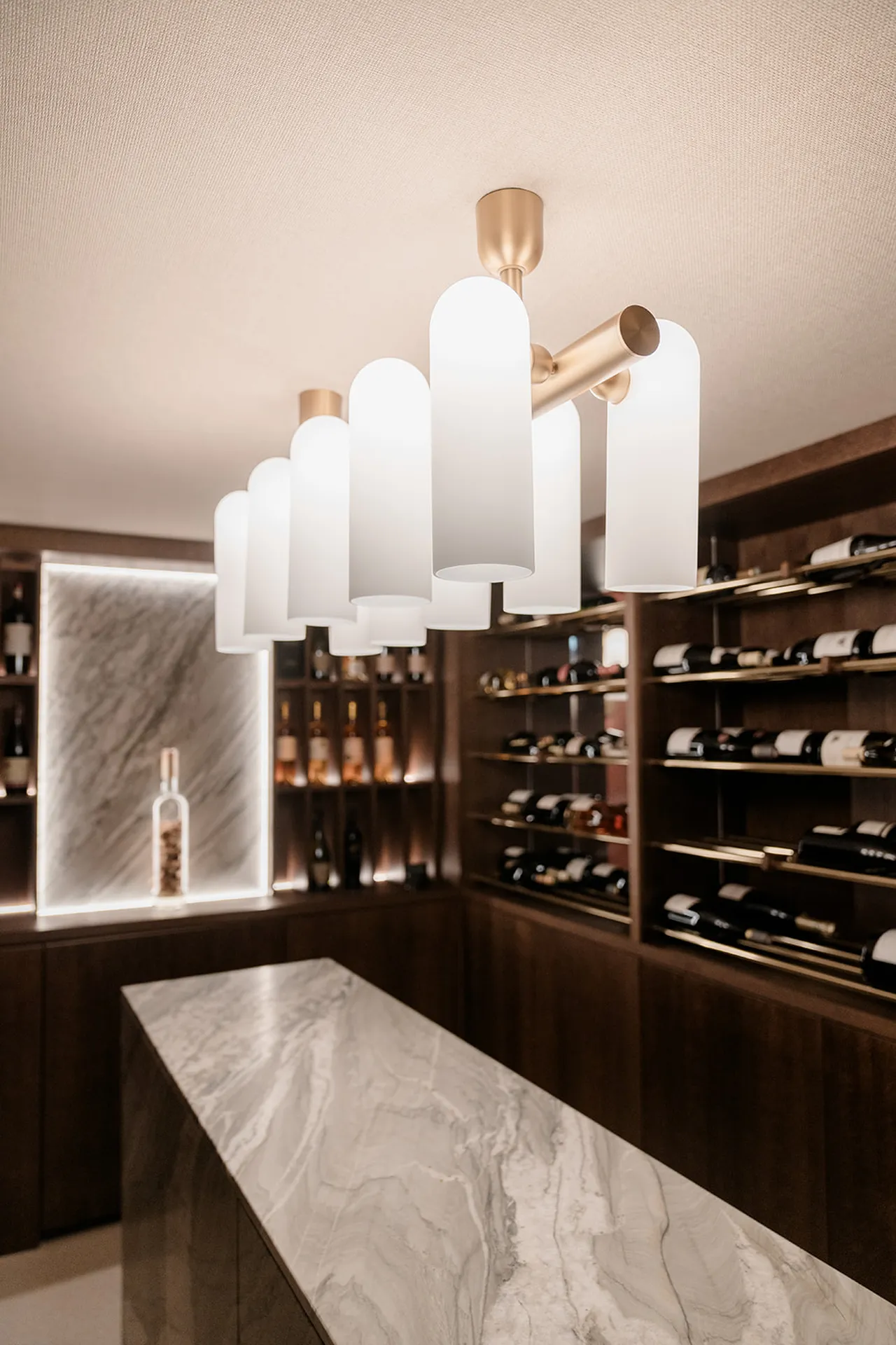 Cave à vin sur mesure en chêne massif au design contemporain à Veyrier-du-Lac en Savoie