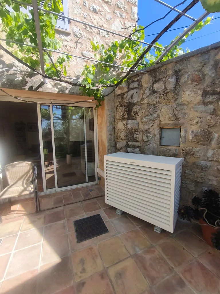Installation d'un système de climatisation réversible dans une maison de village 
