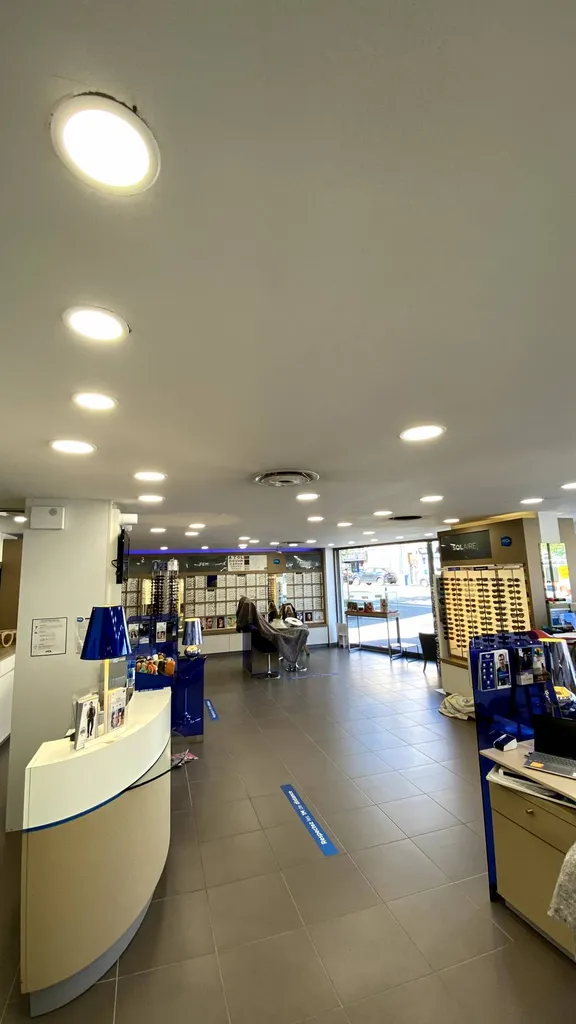 Traitement acoustique dans un magasin ATOL de Toulouse grâce au plafond tendu BARRISOL microperforé - Plafonds Tendus Occitans Toulouse